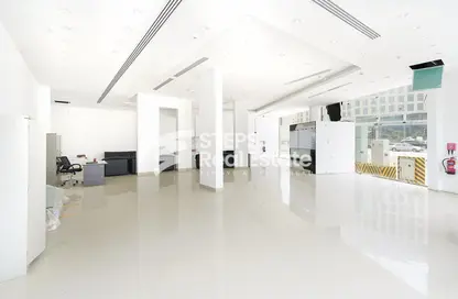 Show Room - Studio for rent in Banks street - Musheireb - Doha