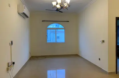 Apartment - 2 Bedrooms - 2 Bathrooms for rent in Umm Ghuwailina 4 - Umm Ghuwailina - Doha