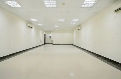مساحات مكتبية - استوديو - 2 حمامات للايجار في طريق سلوى - العزيزية - الدوحة
