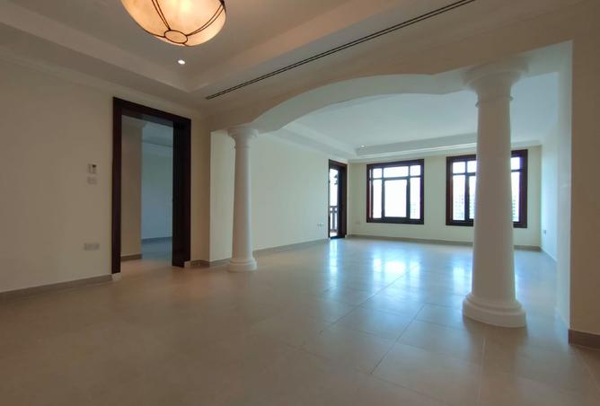 952052 - Property Image 2