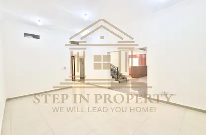 فيلا - 4 غرف نوم - 3 حمامات للايجار في سوق الغرافة - الغرافة - الدوحة