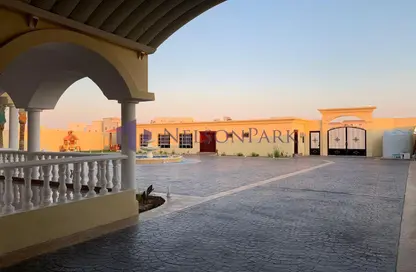 Villa - 4 Bedrooms - 6 Bathrooms for rent in Umm Abirieh - Al Shamal