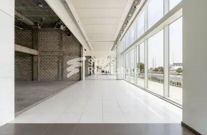 محل تجاري - استوديو - 1 حمام للايجار في بلوك 6 أركان - بروة الشارع التجاري - أم السنيم - الدوحة