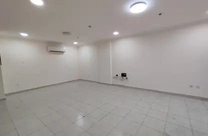 Apartment - 2 Bedrooms - 3 Bathrooms for rent in Al Nasr Street - Al Nasr - Doha