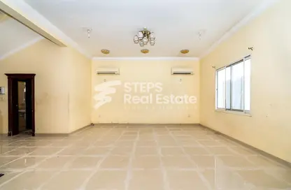 Villa - 6 Bedrooms - 4 Bathrooms for rent in Umm Al Seneem Street - Ain Khaled - Doha