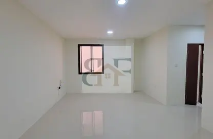 شقة - 3 غرف نوم - 2 حمامات للايجار في شارع المطار القديم - طريق المطار القديم - الدوحة