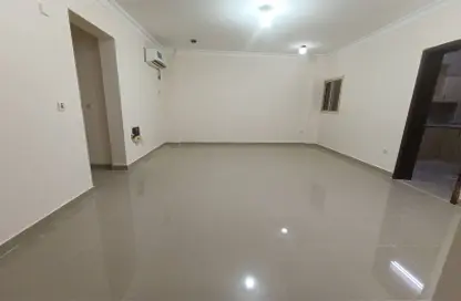 Apartment - 1 Bedroom - 2 Bathrooms for rent in Umm Ghwailina Comm - Umm Ghuwalina - Umm Ghuwailina - Doha