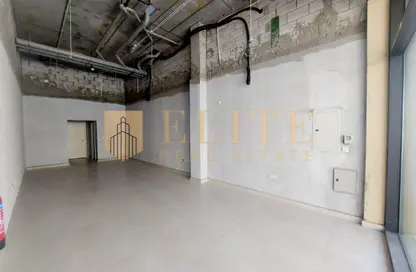 محل تجاري - استوديو - 2 حمامات للايجار في الهلال - الهلال - الدوحة