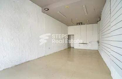 Shop - Studio - 1 Bathroom for rent in Wholesale Market Street - Abu Hamour - Doha