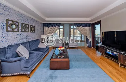 Living Room image for: Townhouse - 1 Bedroom - 2 Bathrooms for sale in West Porto Drive - Porto Arabia - The Pearl Island - Doha, Image 1