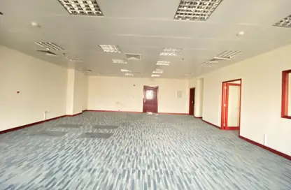 مساحات مكتبية - استوديو - 2 حمامات للايجار في مبنى رمادا التجاري - شارع الروابي - المنتزه - الدوحة