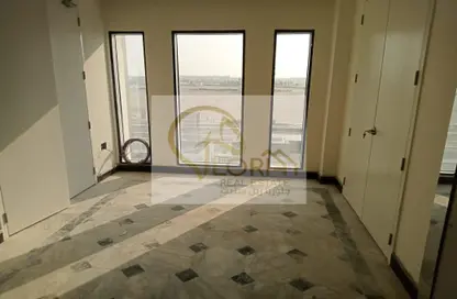 Empty Room image for: Warehouse - Studio - 5 Bathrooms for rent in Airport Road - Airport Area - Doha, Image 1