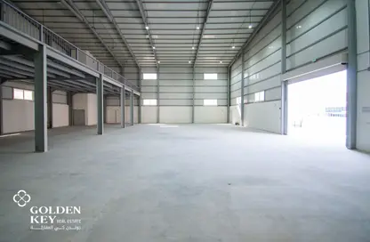 مخزن - استوديو - 8 حمامات للايجار في شارع الصناعية الشرقي - بركة العوامر - الوكرة