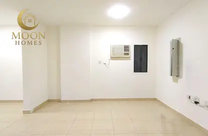 Apartment - 2 Bedrooms - 2 Bathrooms for rent in Al Khayareen Tower - Old Salata - Salata - Doha Apartment - 2 Bedrooms - 2 Bathrooms for rent in Al Khayareen Tower - Old Salata - Salata - Doha