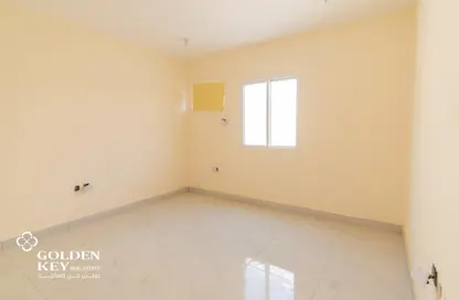 Warehouse - Studio - 6 Bathrooms for rent in Argentine Neighbourhood - Birkat Al Awamer - Al Wakra