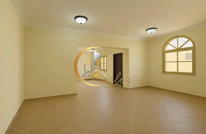 Duplex - 5 Bedrooms - 4 Bathrooms for rent in Umm Al Seneem Street - Ain Khaled - Doha