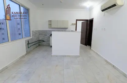 Apartment - 1 Bedroom - 1 Bathroom for rent in Umm Ghuwailina 4 - Umm Ghuwailina - Doha