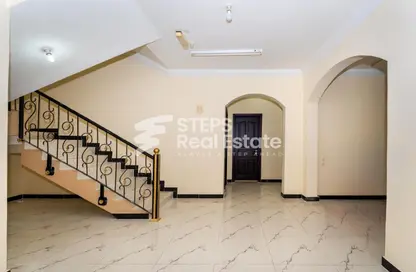 Villa - 5 Bedrooms - 4 Bathrooms for rent in Umm Al Seneem Street - Ain Khaled - Doha