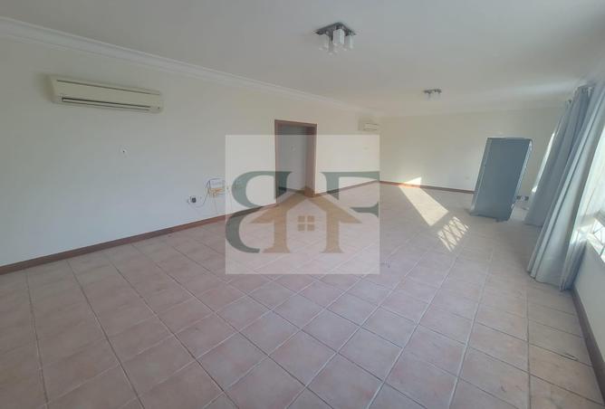 953227 - Property Image 2