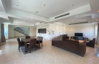 صورة لـ غرفة المعيشة / غرفة الطعام شقة - 3 غرف نوم - 4 حمامات للايجار في جزيرة اللؤلؤة - الدوحة ، صورة رقم 1
