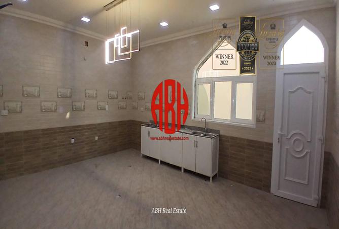 988245 - Property Image 3