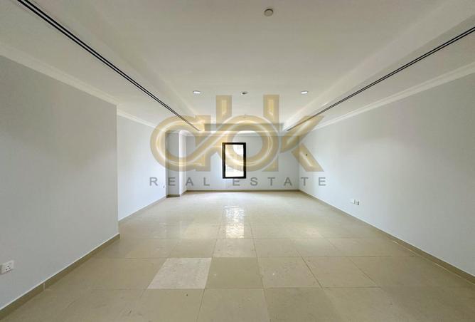 982401 - Property Image 2
