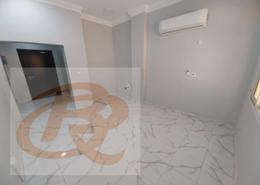 صورةغرفة فارغة لـ: شقة - 2 غرف نوم - 2 حمامات للكراء في شارع ابو طلحة - فريج بن عمران - الدوحة, صورة 1