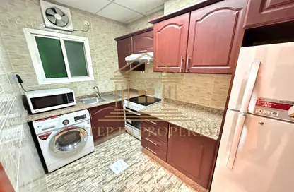 شقة - غرفة نوم - 1 حمام للايجار في شارع قريش - أم غويلينا - الدوحة