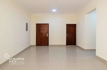 شقة - 2 غرف نوم - 2 حمامات للايجار في شارع عمر بن عبدالعزيز - مدينة خليفة - الدوحة
