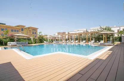 صورة لـ حوض سباحة فيلا - 4 غرف نوم - 6 حمامات للايجار في حدائق جاردينو - فيلات جاردينو - جزيرة اللؤلؤة - الدوحة ، صورة رقم 1