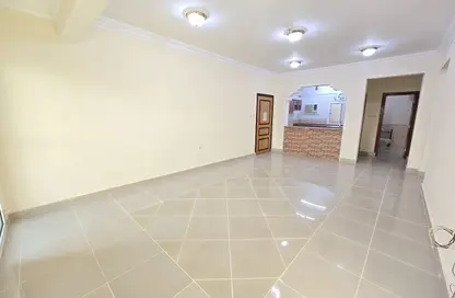 شقة - 2 غرف نوم - 2 حمامات للايجار في شارع المطار القديم - طريق المطار القديم - الدوحة
