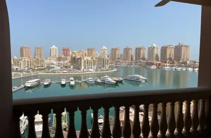 شقة - 2 غرف نوم - 2 حمامات للايجار في طريق بورتو الشرقي - بورتو أرابيا - جزيرة اللؤلؤة - الدوحة