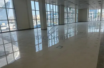 معرض - استوديو - 2 حمامات للايجار في برج المنا - الطريق الدائري الثالث - السد - الدوحة