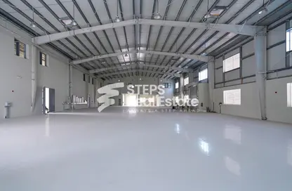 Warehouse - Studio - 4 Bathrooms for rent in Industrial Area 5 - Industrial Area - Industrial Area - Doha