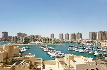 شقة - 2 غرف نوم - 3 حمامات للايجار في طريق بورتو الشرقي - بورتو أرابيا - جزيرة اللؤلؤة - الدوحة