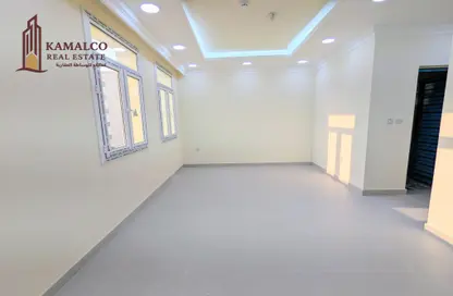 Apartment - 2 Bedrooms - 2 Bathrooms for rent in Umm Ghuwailina 4 - Umm Ghuwailina - Doha
