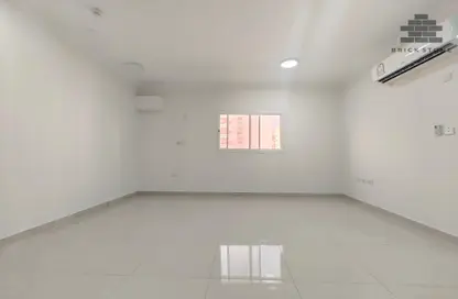 Apartment - 2 Bedrooms - 2 Bathrooms for rent in Umm Ghuwalina - Umm Ghuwailina - Doha