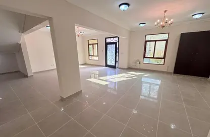 مجمع سكني - 5 غرف نوم - 5 حمامات للايجار في سوق الغرافة - الغرافة - الدوحة