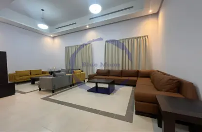 صورة لـ غرفة المعيشة شقة - 3 غرف نوم - 4 حمامات للايجار في فريج بن محمود - الدوحة ، صورة رقم 1