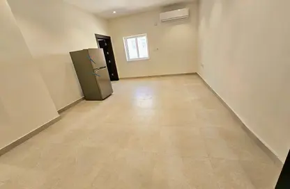 شقة - غرفة نوم - 1 حمام للايجار في ام غوالينا تجارية - ام غويلينا - أم غويلينا - الدوحة