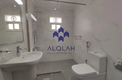 Villa - 4 Bedrooms - 5 Bathrooms for rent in Al Maamoura - Al Maamoura - Doha