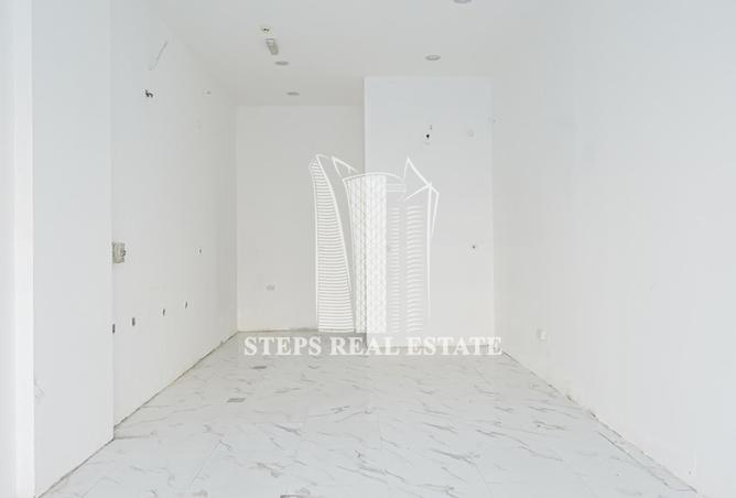 Shop - Studio for rent in Al Hanaa Street - Al Gharrafa - Doha