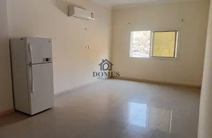 Apartment - 2 Bedrooms - 2 Bathrooms for rent in Thabit Bin Zaid Street - Al Mansoura - Doha