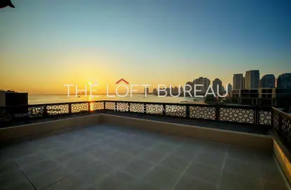 شقة - 2 غرف نوم - 4 حمامات للايجار في البلاج الجنوبي - البلاج - جزيرة اللؤلؤة - الدوحة