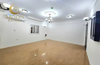 Apartment - 1 Bedroom - 1 Bathroom for rent in Umm Ghwailina Comm - Umm Ghuwalina - Umm Ghuwailina - Doha