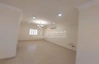 Empty Room image for: Villa - 3 Bedrooms - 4 Bathrooms for rent in Umm Al Seneem Street - Ain Khaled - Doha, Image 1