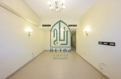 شقة - 2 غرف نوم - 2 حمامات للايجار في بروة الشارع التجاري - أم السنيم - الدوحة