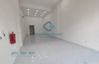 محل تجاري - استوديو - 1 حمام للايجار في فريج كليب - الدوحة