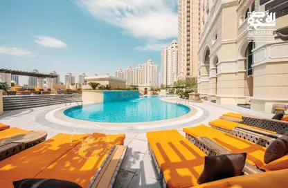 صورة لـ حوض سباحة شقة - غرفة نوم - 2 حمامات للايجار في برج 19 - فيفا بحرية - جزيرة اللؤلؤة - الدوحة ، صورة رقم 1
