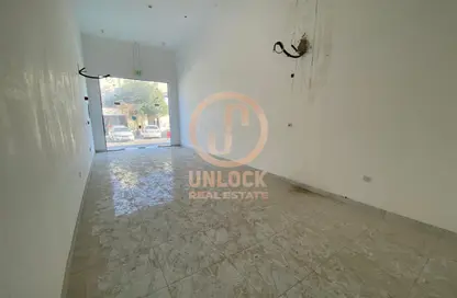 محل تجاري - استوديو - 1 حمام للايجار في فريج كليب - الدوحة